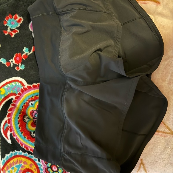 Lululemon shorts black (size 4) - Picture 1 of 2